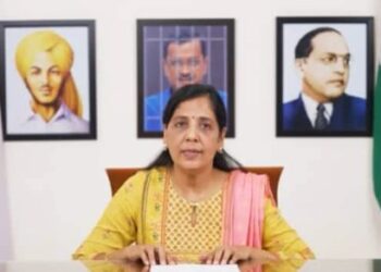 भगत सिंह के साथ क्यों लगा दी केजरीवाल की तस्वीर, AAP ने यूं ठहराया सही