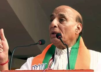 डायनासोर की तरह विलुप्त हो जाएगी, कांग्रेस पर रक्षामंत्री राजनाथ सिंह का तंज