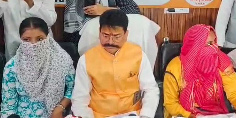 धर्मांतरण से घरवापसी पर भूचाल: सनातन धर्म में लौटीं महिलाओं को धमकी, बोले- पुलिस सुनने को तैयार नहीं