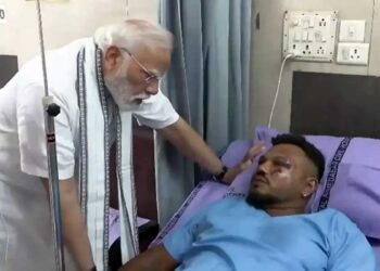 Air India Plane Crash: विमान हादसे में बचने वाले अकेले व्यक्ति विश्वास कुमार अब भी सदमे में, किसी से नहीं करते बात