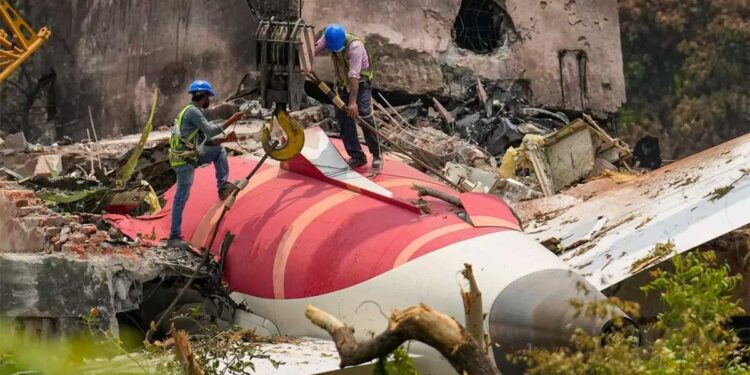 Ahmedabad Plane Crash Report: दोनों इंजन बंद, FAA चेतावनी की अनदेखी, पायलटों की बातचीत से उठे सवाल — जांच रिपोर्ट में कई बड़े खुलासे