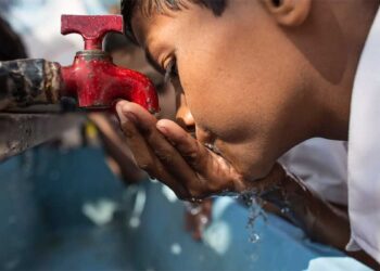 नई दिल्ली: दिल्लीवासियों के लिए एक गुड न्यूज है। राजधानी के बवाना विधानसभा के रोहिणी सेक्टर-20 में अब हर घर में साफ पानी की आपूर्ति सुनिश्चित करने के लिए नई पेयजल पाइपलाइन परियोजना की शुरुआत हो गई है। रविवार को इस बहुप्रतीक्षित प्रोजेक्ट का उद्घाटन दिल्ली सरकार के समाज कल्याण मंत्री रविंद्र इंद्राज सिंह ने किया। क्या है परियोजना की खासियत? यह क्षेत्र 30 वर्षों से पानी की भारी किल्लत से जूझ रहा था। नई पाइपलाइन सिर्फ 2 महीनों में पूरी कर दी जाएगी। सभी पुनर्वास कॉलोनियों के ब्लॉकों में पहुंचेगा स्वच्छ पेयजल। दिल्ली जल बोर्ड की निगरानी में हो रहा काम। सरकार की प्राथमिकता में शामिल मंत्री रविंद्र इंद्राज सिंह ने कहा: "दिल्ली के अंतिम छोर तक बुनियादी सुविधाएं पहुंचाना हमारी सरकार की प्राथमिकता है। पानी, बिजली, शिक्षा और स्वास्थ्य सबके लिए समान रूप से पहुंचना चाहिए।" ‘विकसित दिल्ली’ का सपना जनसहयोग से शक्ति नगर (मॉडल टाउन) में जनसंवाद कार्यक्रम में बोलते हुए मंत्री ने कहा कि दिल्ली में: जलभराव की घटनाएं कम हुई हैं। प्रदूषण स्तर में भी गिरावट आई है। ये सब सुशासन और सरकारी प्रतिबद्धता का नतीजा है। नशा मुक्ति को लेकर गंभीर प्रयास पहली बार राजधानी में नशा मुक्ति को लेकर ठोस प्रयास किए जा रहे हैं। अंतर्राष्ट्रीय नशा मुक्ति दिवस पर जागरूकता कार्यक्रम आयोजित। दो जिलों में बैठकें हो चुकी हैं, अब अन्य जिलों में भी होंगी। कार्यक्रम में कौन-कौन रहा मौजूद? सांसद प्रवीण खंडेलवाल विधायक अशोक गोयल पार्षद रेणु अग्रवाल रोहिणी सेक्टर-20 की जनता के लिए यह प्रोजेक्ट एक ऐतिहासिक राहत है। तीन दशकों से प्यासे पड़े इस इलाके को अब साफ और स्थायी पेयजल आपूर्ति मिलने जा रही है। साथ ही यह पहल दिल्ली सरकार की ओर से अंतिम पंक्ति में खड़े व्यक्ति तक सुविधाएं पहुंचाने की दिशा में एक मजबूत कदम है।