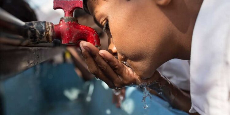 नई दिल्ली: दिल्लीवासियों के लिए एक गुड न्यूज है। राजधानी के बवाना विधानसभा के रोहिणी सेक्टर-20 में अब हर घर में साफ पानी की आपूर्ति सुनिश्चित करने के लिए नई पेयजल पाइपलाइन परियोजना की शुरुआत हो गई है। रविवार को इस बहुप्रतीक्षित प्रोजेक्ट का उद्घाटन दिल्ली सरकार के समाज कल्याण मंत्री रविंद्र इंद्राज सिंह ने किया। क्या है परियोजना की खासियत? यह क्षेत्र 30 वर्षों से पानी की भारी किल्लत से जूझ रहा था। नई पाइपलाइन सिर्फ 2 महीनों में पूरी कर दी जाएगी। सभी पुनर्वास कॉलोनियों के ब्लॉकों में पहुंचेगा स्वच्छ पेयजल। दिल्ली जल बोर्ड की निगरानी में हो रहा काम। सरकार की प्राथमिकता में शामिल मंत्री रविंद्र इंद्राज सिंह ने कहा: "दिल्ली के अंतिम छोर तक बुनियादी सुविधाएं पहुंचाना हमारी सरकार की प्राथमिकता है। पानी, बिजली, शिक्षा और स्वास्थ्य सबके लिए समान रूप से पहुंचना चाहिए।" ‘विकसित दिल्ली’ का सपना जनसहयोग से शक्ति नगर (मॉडल टाउन) में जनसंवाद कार्यक्रम में बोलते हुए मंत्री ने कहा कि दिल्ली में: जलभराव की घटनाएं कम हुई हैं। प्रदूषण स्तर में भी गिरावट आई है। ये सब सुशासन और सरकारी प्रतिबद्धता का नतीजा है। नशा मुक्ति को लेकर गंभीर प्रयास पहली बार राजधानी में नशा मुक्ति को लेकर ठोस प्रयास किए जा रहे हैं। अंतर्राष्ट्रीय नशा मुक्ति दिवस पर जागरूकता कार्यक्रम आयोजित। दो जिलों में बैठकें हो चुकी हैं, अब अन्य जिलों में भी होंगी। कार्यक्रम में कौन-कौन रहा मौजूद? सांसद प्रवीण खंडेलवाल विधायक अशोक गोयल पार्षद रेणु अग्रवाल रोहिणी सेक्टर-20 की जनता के लिए यह प्रोजेक्ट एक ऐतिहासिक राहत है। तीन दशकों से प्यासे पड़े इस इलाके को अब साफ और स्थायी पेयजल आपूर्ति मिलने जा रही है। साथ ही यह पहल दिल्ली सरकार की ओर से अंतिम पंक्ति में खड़े व्यक्ति तक सुविधाएं पहुंचाने की दिशा में एक मजबूत कदम है।