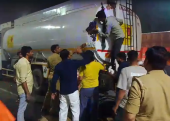 Law Enforcement & Safety: पुलिस ने खदेड़ी ‘Petrol Loot’ वाली भीड़; CCTV से होगी हादसे की जांच
