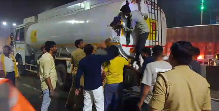 Law Enforcement & Safety: पुलिस ने खदेड़ी ‘Petrol Loot’ वाली भीड़; CCTV से होगी हादसे की जांच