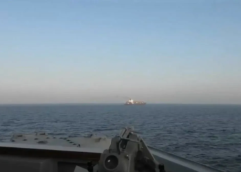US Iran Conflict उत्तरी अरब सागर में अमेरिकी डिस्ट्रॉयर ने रोका ईरानी मालवाहक जहाज, गोलाबारी के बाद किया सीज
