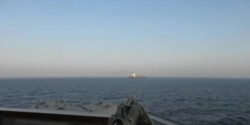 US Iran Conflict उत्तरी अरब सागर में अमेरिकी डिस्ट्रॉयर ने रोका ईरानी मालवाहक जहाज, गोलाबारी के बाद किया सीज