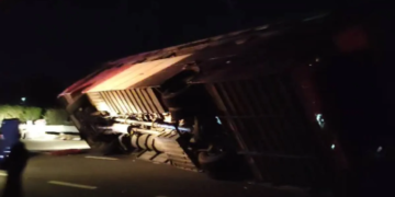 Barabanki Highway Accidentअनियंत्रित होकर पलटी Sleeper Bus, बाल-बाल बचे 70 यात्री; बाराबंकी में Rescue Operation सफल।