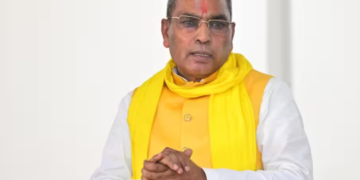 UP Politics News: 300 यूनिट बिजली का दांव और राजभर की सपा पर कड़ी टिप्पणी