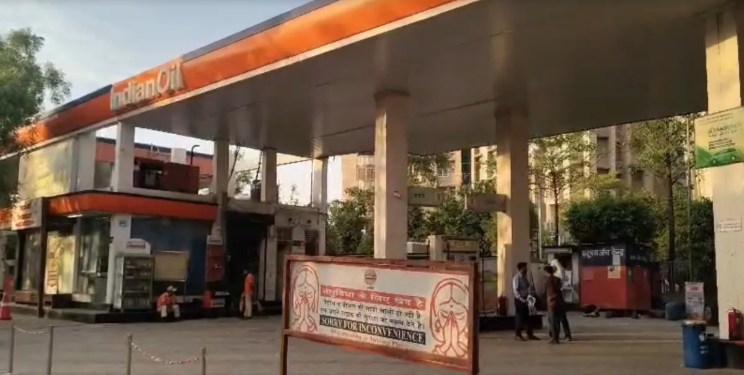 Technical Glitch & Loss: 12000 लीटर पेट्रोल बर्बाद, ट्रक की टक्कर से टैंक में घुसा बारिश का पानी