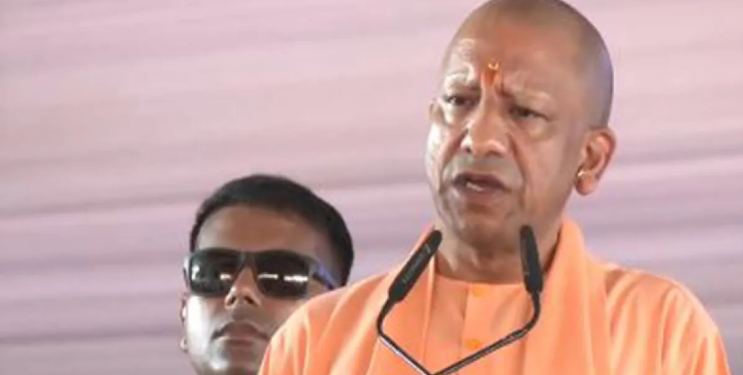 Yogi Adityanath का विपक्ष पर हमला: “2017 से पहले सत्ताधारियों की सोच कूड़े से भरी थी”