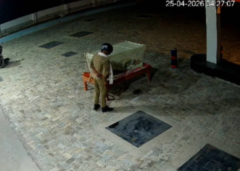 Mau में मोबाइल चोरी का वीडियो वायरल: Social Media पर फूटा लोगों का गुस्सा