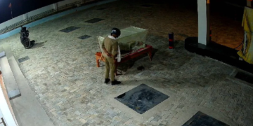 Mau में मोबाइल चोरी का वीडियो वायरल: Social Media पर फूटा लोगों का गुस्सा