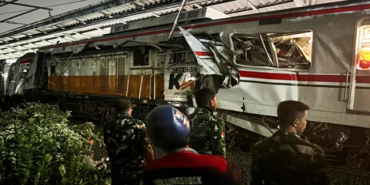 Bekasi Timur Station पर दो ट्रेनों के बीच टक्कर, बचाव कार्य में जुटी टीमें