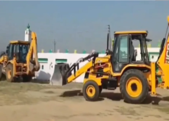 UP Bulldozer Action: संभल प्रशासन द्वारा ईदगाह और इमामबाड़े पर बड़ी कार्रवाई, अतिक्रमण मुक्त हुई जमीन