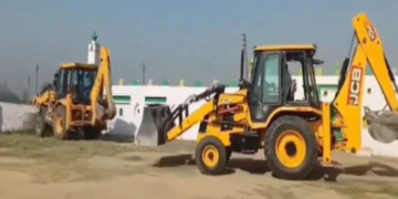 UP Bulldozer Action: संभल प्रशासन द्वारा ईदगाह और इमामबाड़े पर बड़ी कार्रवाई, अतिक्रमण मुक्त हुई जमीन
