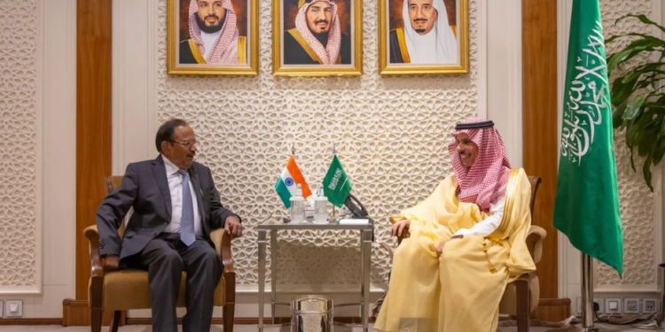 India Saudi Arabia पश्चिम एशिया में युद्ध के बीच अजीत डोभाल का रियाद दौरा, कूटनीतिक साझेदारी को मिली धार
