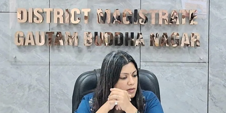 Strict Administrative Action: नोएडा में औद्योगिक अनुशासन बनाए रखने हेतु डीएम मेधा रूपम का सख्त रुख
