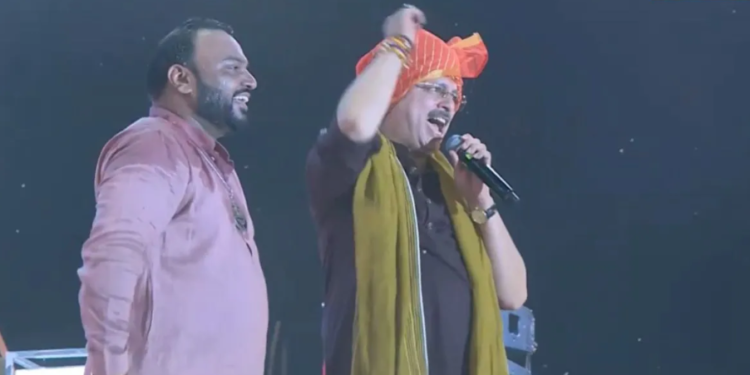 Sarojininagar Dharmotsav Event: भक्तिमय सुरों से गूंजा लखनऊ का नटकुर मैदान, कन्हैया मित्तल के भजनों पर झूमे राम भक्त