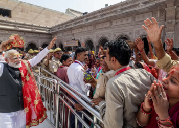 Prime Minister Narendra Modi का Varanasi में भव्य स्वागत: Kashi Vishwanath Temple में की विशेष पूजा