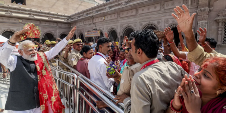 Prime Minister Narendra Modi का Varanasi में भव्य स्वागत: Kashi Vishwanath Temple में की विशेष पूजा