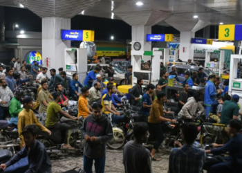 Pakistan Economy Crisis: पेट्रोल सस्ता लेकिन Diesel अभी भी ‘आउट ऑफ कंट्रोल’, क्या Tax Levy से सध पाएगा आर्थिक संतुलन?