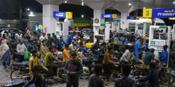 Pakistan Economy Crisis: पेट्रोल सस्ता लेकिन Diesel अभी भी ‘आउट ऑफ कंट्रोल’, क्या Tax Levy से सध पाएगा आर्थिक संतुलन?