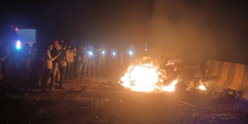 Mirzapur Truck Accident: मिर्जापुर में अनियंत्रित ट्रक ने बरपाया काल, कार में आग लगने से कई जिंदगियां हुई राख