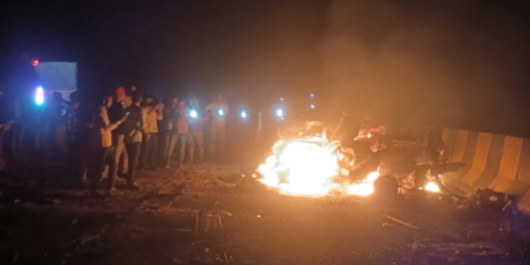 Mirzapur Truck Accident: मिर्जापुर में अनियंत्रित ट्रक ने बरपाया काल, कार में आग लगने से कई जिंदगियां हुई राख