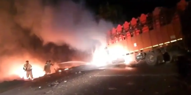 Bahraich के Dargah बाईपास पर ट्रेलर, DCM और पिकअप की जोरदार भिड़ंत, जिंदा जले Jeel Lal Yadav सहित दो लोग