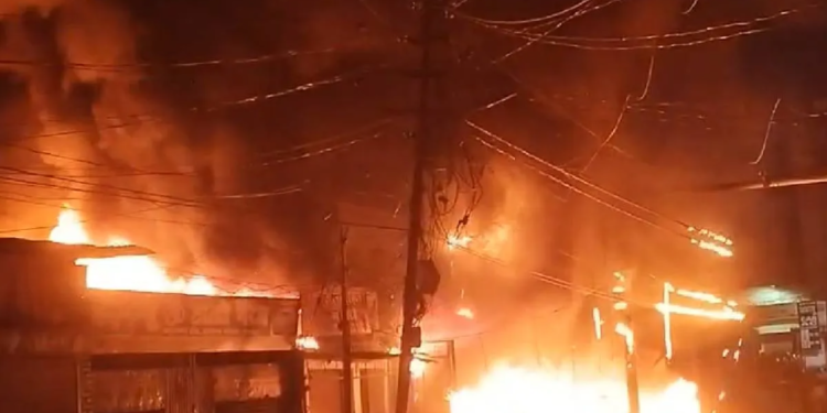 Kanpur के Bajaria में Badi Idgah के पास गैराज में विस्फोट, Irfan Solanki ने DM से मुआवजे की मांग का दिया आश्वासन