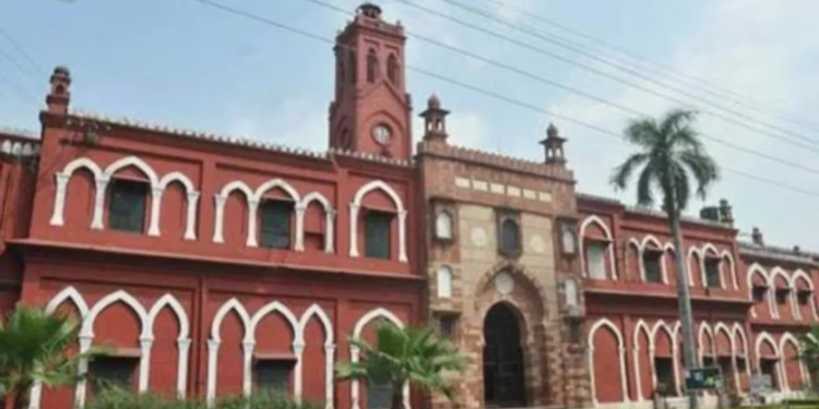 AMU Hostel Raid: सर जियाउद्दीन हॉल में पुलिस की छापेमारी, जाली मुद्रा (Counterfeit Currency) और कारतूस बरामद