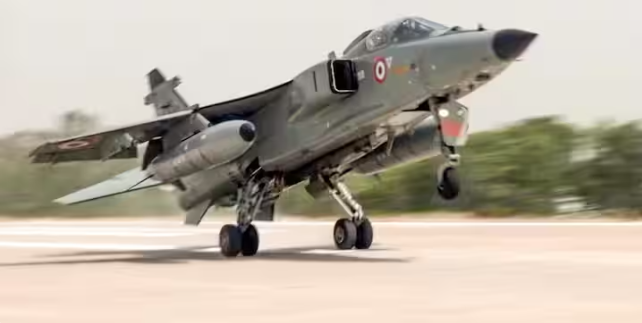 IAF Sultanpur Operation: सुलतानपुर में वायुसेना की गगनभेदी गर्जना और एक्सप्रेस-वे पर लड़ाकू विमानों का युद्धाभ्यास