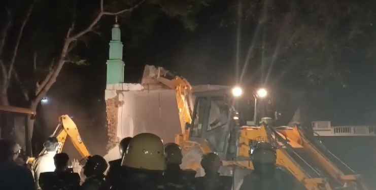 Anti-Encroachment Drive: सीतापुर में तालाब की जमीन पर बना अवैध ढांचा गिराया, 500 Police Personnel रहे तैनात।