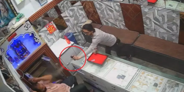 Gold Ring Robbery: ग्रेटर नोएडा में ग्राहक के वेश में आए लुटेरे ने ज्वेलर को बनाया निशाना, स्प्रे के हमले से दिया वारदात को अंजाम