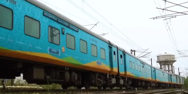 Prayagraj Rail Tragedy: दो ट्रेनों की चपेट में आने से पांच यात्रियों की गई जान, प्रयागराज में मातम