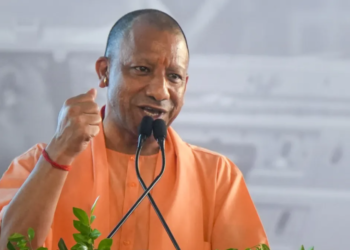 YOGI JANTA DARSHAN: बीमार बच्चे के उपचार के लिए मुख्यमंत्री ने खोला सरकारी खजाना, अधिकारियों को दी चेतावनी