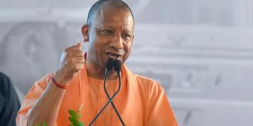 YOGI JANTA DARSHAN: बीमार बच्चे के उपचार के लिए मुख्यमंत्री ने खोला सरकारी खजाना, अधिकारियों को दी चेतावनी