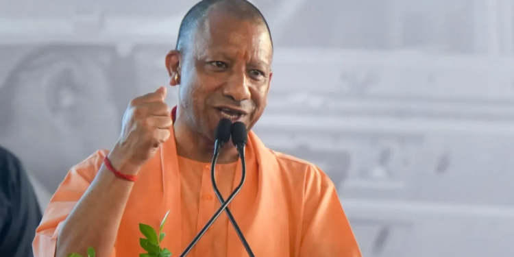 YOGI JANTA DARSHAN: बीमार बच्चे के उपचार के लिए मुख्यमंत्री ने खोला सरकारी खजाना, अधिकारियों को दी चेतावनी
