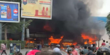 Fire In Ghaziabad: अजनारा मार्केट में आग का तांडव, रिहायशी टावरों पर मंडराया संकट और रेस्क्यू ऑपरेशन