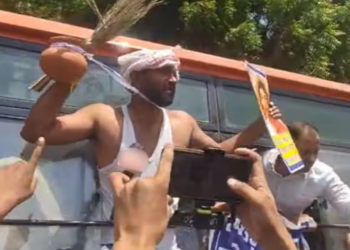 UP Teacher Recruitment: शिक्षक भर्ती विवाद में अभ्यर्थियों का उग्र प्रदर्शन और सरकार को घेरा