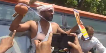 UP Teacher Recruitment: शिक्षक भर्ती विवाद में अभ्यर्थियों का उग्र प्रदर्शन और सरकार को घेरा