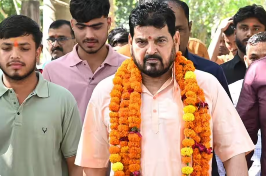 Brijbhushan Sharan Singh के सपा में शामिल होने की अटकलों पर Akhilesh Yadav का बयान