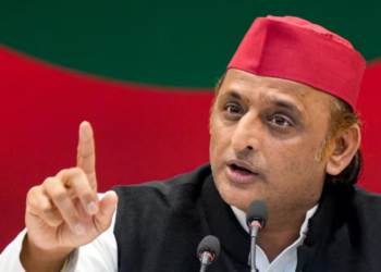 LPG ‘Missing Gas’ Controversy: अखिलेश का ‘लाल सिलेंडर’ पर हमला; खाद की बोरी के बाद अब गैस में ‘चोरी’ का लगाया आरोप Economic Crisis