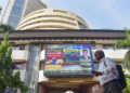 Stock Market Today २७ मई २०२६: लगातार दूसरे कारोबारी दिन भी घरेलू शेयर बाजार में मामूली गिरावट का सिलसिला जारी, बीएसई सेंसेक्स और एनएसई निफ्टी लाल निशान में खुले, एचडीएफसी बैंक के शेयरों में भारी गिरावट के साथ जानिए आज के बाजार और टॉप गेनर्स व लूजर्स का संपूर्ण विस्तृत विवरण