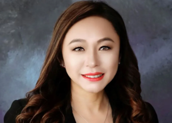 China के लिए अवैध एजेंट बनीं Eileen Wang, CALIFORNIA की अदालत में पेशी