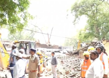 Prayagraj और Sambhal में चला बुलडोजर, Gaughat में 100 करोड़ की रेलवे संपत्ति कब्जा मुक्त
