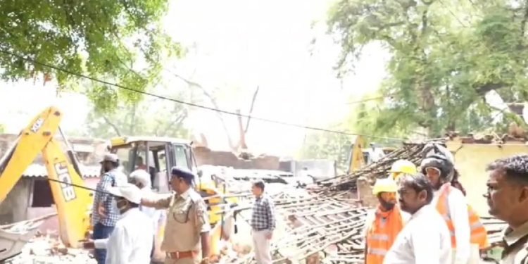 Prayagraj और Sambhal में चला बुलडोजर, Gaughat में 100 करोड़ की रेलवे संपत्ति कब्जा मुक्त