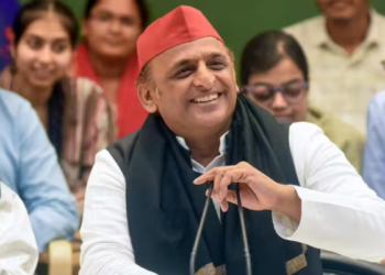 PRAYAGRAJ में Akhilesh Yadav का हमला: PM Narendra Modi की अपील को बताया पतन की घोषणा