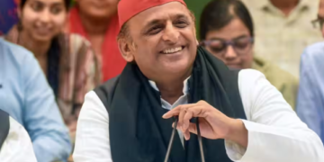 PRAYAGRAJ में Akhilesh Yadav का हमला: PM Narendra Modi की अपील को बताया पतन की घोषणा